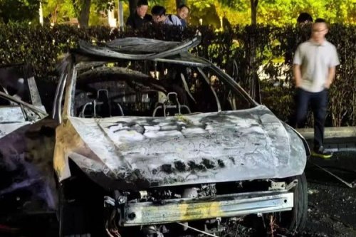 MG, MG 5, Sedan MG5 Terbakar Saat Parkir di Depan Hotel di China