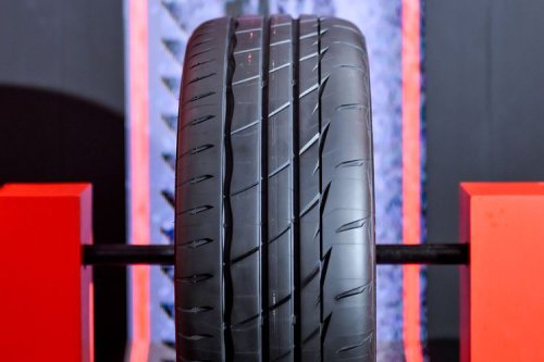 Sensasi Geber Mobil Sport dengan Bridgestone Potenza RE005