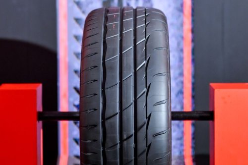 Sensasi Geber Mobil Sport dengan Bridgestone Potenza RE005