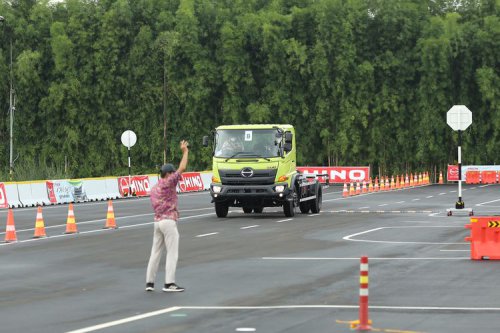 Hino 43 Tahun di Indonesia: Inovasi, Pabrik Lokal, dan Kontribusi Nasional