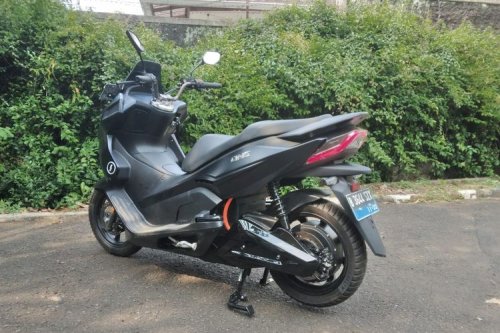 Alasan Melepas Ban Belakang Motor Listrik Tidak Bisa Asal