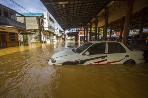 Cek Karat dan Bau Apek, Waspada Mobil Bekas Terendam Banjir
