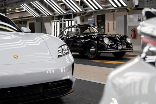 Proses Ganti Aki Mobil Mewah Tidak Semudah Mobil Biasa