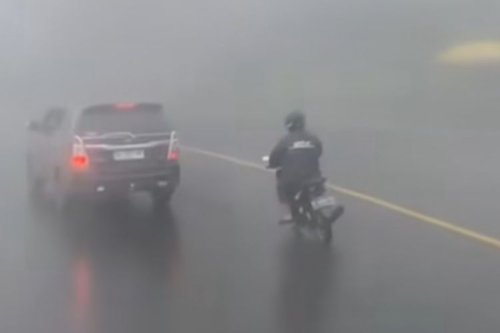 Panduan Aman Berkendara Mobil di Musim Hujan