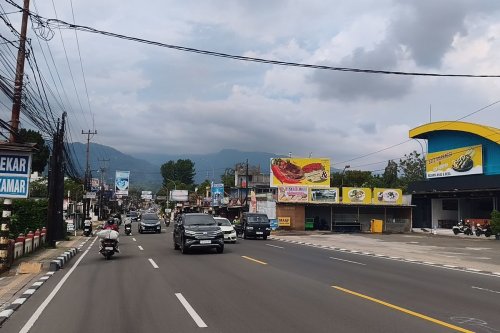 Waspada Bahaya Motor Melintas Saat One Way di Jalur Puncak