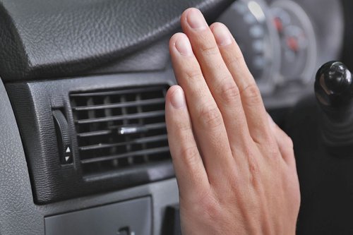 AC Mobil Tak Dingin Saat Perjalanan Jauh? Ini Penyebab Umumnya