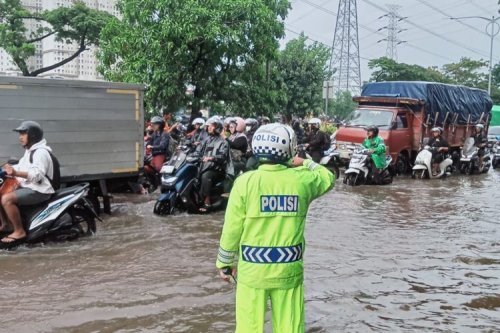 Pentingnya Cuci Mobil Usai Menerobos Hujan
