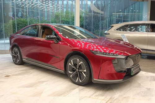 Melihat Berbagai Mobil Changan Automobile di Pusat R&amp;D