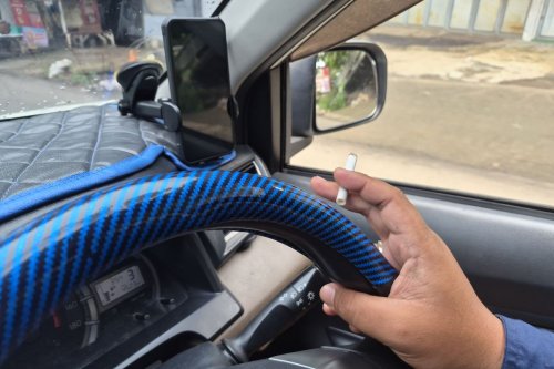 Bertemu Pengemudi yang Merokok di Jalan, Ini yang Sebaiknya Dilakukan