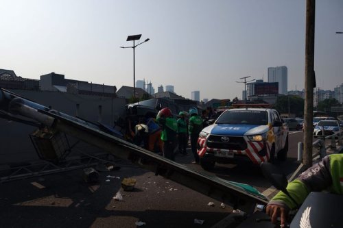 Pindad Maung Tabrak Plang Exit Tol Palmerah, Macet Sampai Kuningan