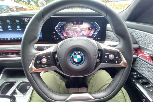 BMW, BMW Modern Tak Lagi Pakai Dipstick, Begini Cara Cek Oli Mesin