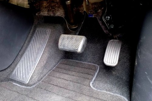 Stop and Go di Tanjakan: Lebih Aman Pakai Rem Tangan atau Rem Kaki?