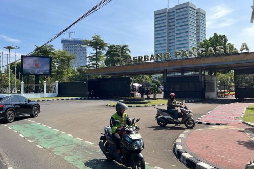 Adu Cepat Menuju Gedung DPR Pakai Mobil Pribadi Vs KRL