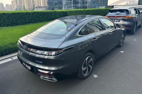 Kencan dengan Sedan Hybrid Changan Eado Langsung di Chongqing