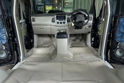 Fungsi Pelapis Karpet Dasar Cegah Bau dan Jamur di Mobil