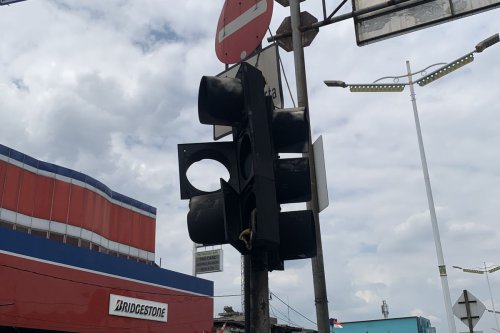 Dishub DKI Perbaiki Lampu Lalu Lintas Pasca-Aksi Unjuk Rasa
