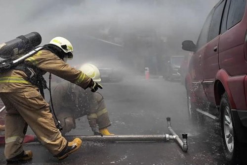 Damkar Latihan Padamkan Mobil Listrik, Fokus ke Area Baterai
