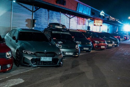 Ratusan Mobil Modifikasi Ramaikan Car Meet Up Night