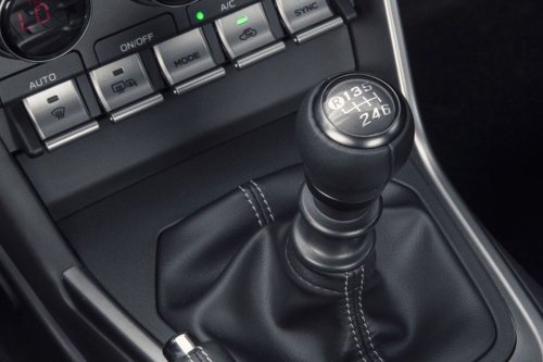 Mobil Matik vs Manual, Pakai Auto Hold Saat Tuas Transmisi di Posisi D