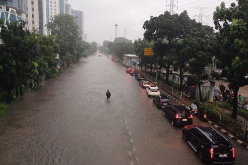 Genangan Air Ganggu Lalu Lintas di Jakarta Barat