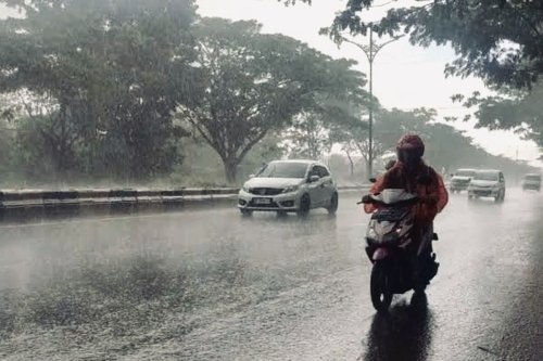 BMKG Prakirakan Hujan Lebat, Risiko Berkendara Meningkat
