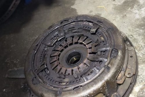 Apa Benar Mobil Matik Kopling Ganda Rawan Rusak Saat Terjang Banjir?
