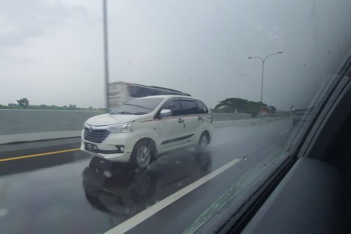 Tips Berkendara Aman Hadapi Cuaca Buruk