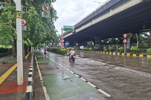 Waspada Lubang Tertutup Air, Ini Tips Aman Berkendara Saat Hujan