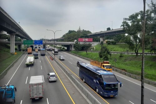 Jalan Tol Semrawut: Bus Lazim Melanggar Lajur Kanan
