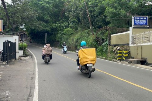 Jangan Asal Gas, Ini Tips Motor Matik Lewati Tanjakan