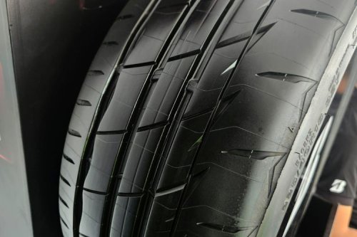 Sensasi Geber Mobil Sport dengan Bridgestone Potenza RE005