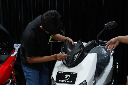 Merek Motor Listrik Ini Hadirkan Layanan Home Service