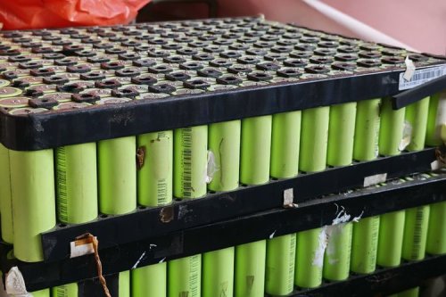 Bahaya Laten Limbah Sel Baterai Motor Listrik yang Rusak