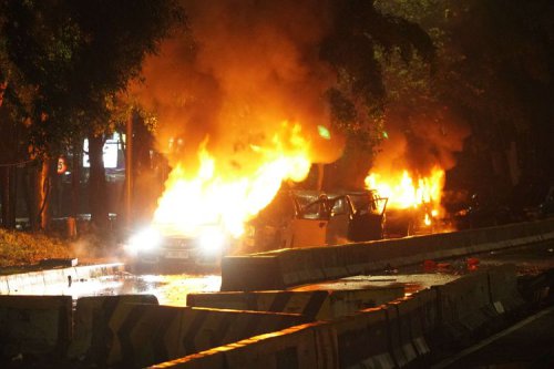 Tips Aman Berkendara Saat Terjebak di Kerumunan Aksi Massa