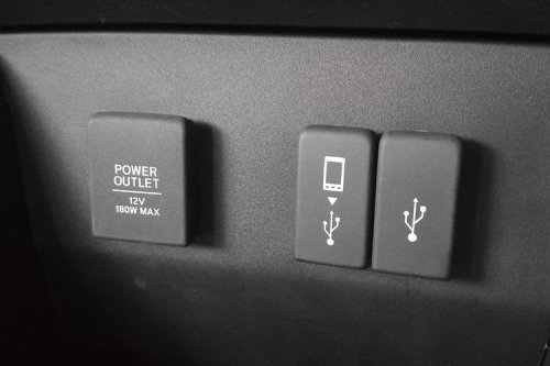 Fitur Power Outlet Mobil: Aman untuk Menngecas Power Bank?