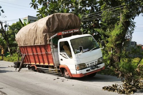 Truk ODOL Rentan Mengalami Patah As Roda