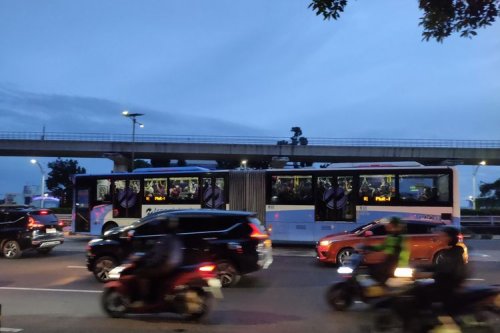 Bus Gandeng Berasap di Halte Pancoran, Ini Penjelasan Transjakarta