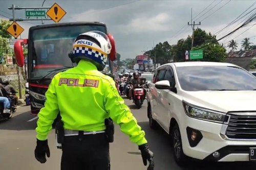 Tekan Pungli di Jalur Puncak, Polisi Rekrut Relawan Pengatur Lalin