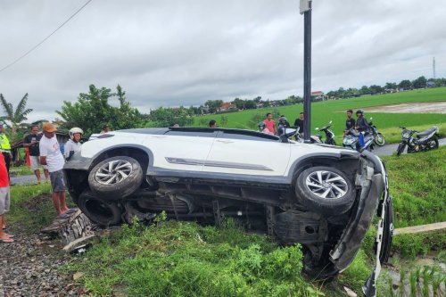 Toyota, Toyota Rush, Toyota Rush Terpental Usai Tertabrak KA Batara Kresna: Peringatan untuk Pengendara di Pelintasan