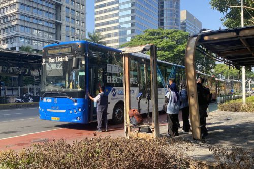 Pemprov DKI Rugi Mulai Perbaiki Halte Transjakarta