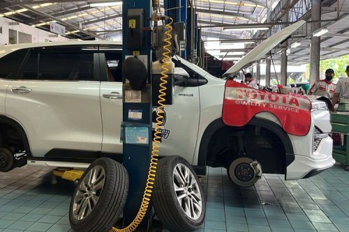 Perbedaan Perawatan Mobil Hybrid dan Mobil Konvensional