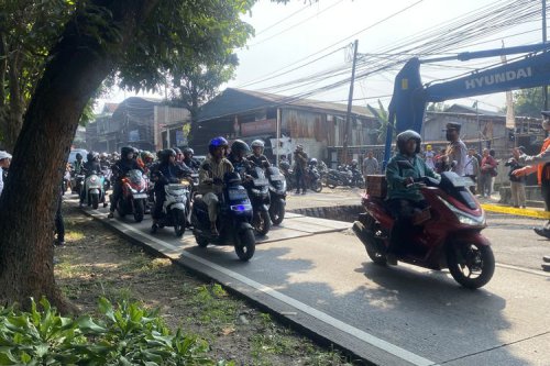 Jalan Lenteng Agung Ambles Bikin Macet, Metode Zipper Jadi Solusi