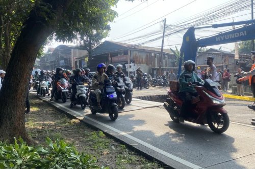 Jalan Lenteng Agung Ambles Bikin Macet, Metode Zipper Jadi Solusi
