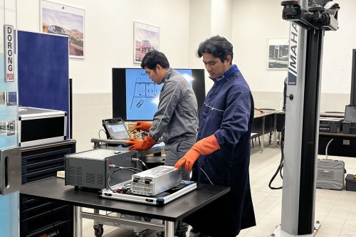 Porsche, Teknisi Mobil Listrik Porsche Setifikasi Langsung di Singapura