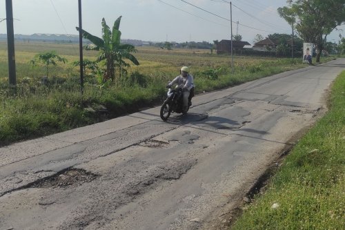 Kebiasaan Sepele yang Kerap Bikin Pengendara Motor Terperosok Lubang