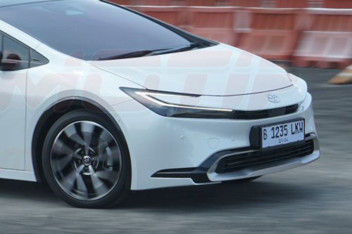 Toyota Kembangkan Prius PHEV Bisa Minum Etanol