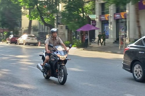 Di Indonesia Dilarang, Helm Cetok Jadi Tren di Vietnam