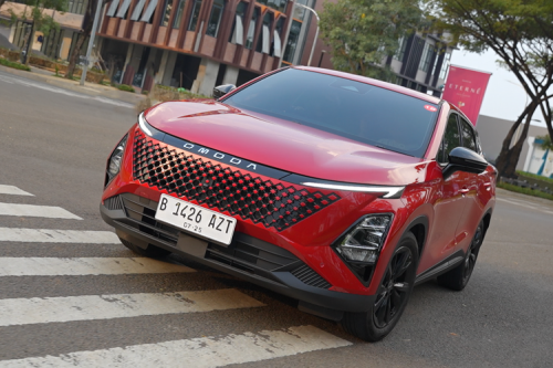 Persaingan Mobil Listrik Menengah: Wuling Cloud EV vs Chery Omoda E5