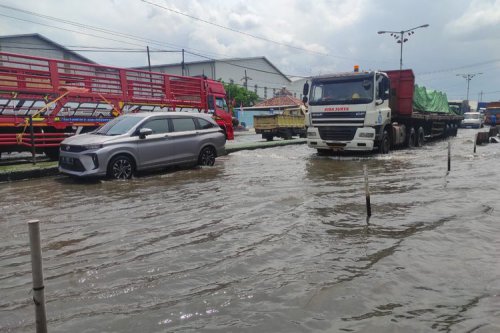 Jangan Menerobos Aliran Banjir, Mobil Bisa Hanyut