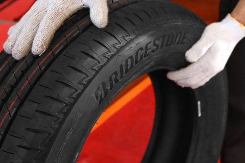 Hindari Pakai Ban Botak, Cek Harga Ban Mobil per Oktober 2025